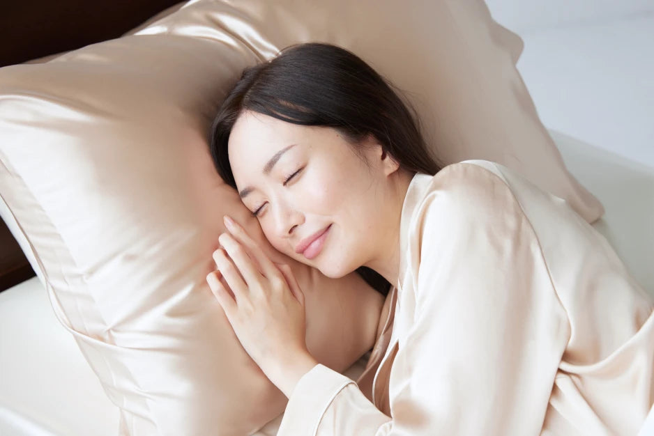 シルク枕カバーで快適に眠る女性